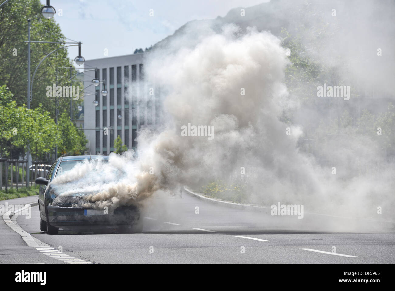 Brennen und Rauchen Auto auf der Straße Stockfoto