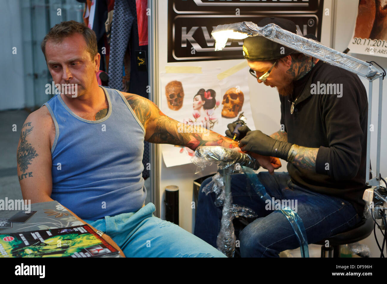 Ein Tätowierer erstellen neues Tattoo Tattoo Convention 2013 in Kattowitz, Polen. Stockfoto
