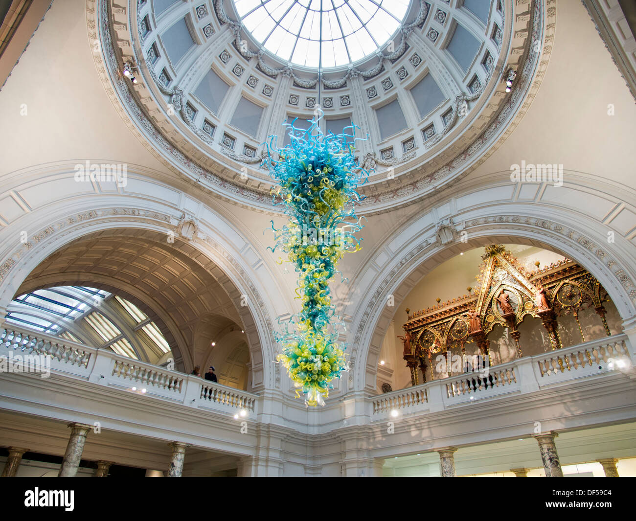 Victoria and Albert Museum, London - hängende Glasskulptur im Atrium. Stockfoto