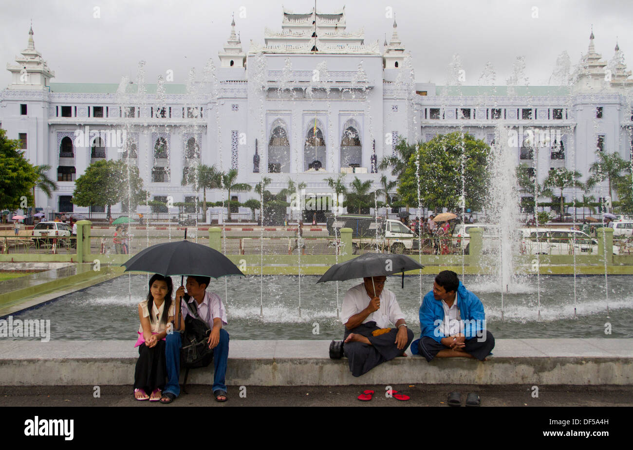 Menschen entspannen Sie sich in der Mahabandoola Garden Park in Yangon, Birma. Stockfoto