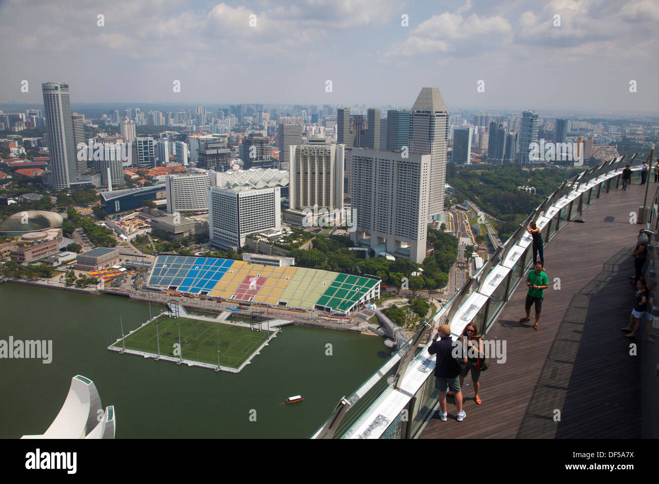 Marina Bay Sands Hotel Dach Pool Singapur Asien Zielansicht oben hoch oben genießen Genuss Badespaß Urlaub Stockfoto