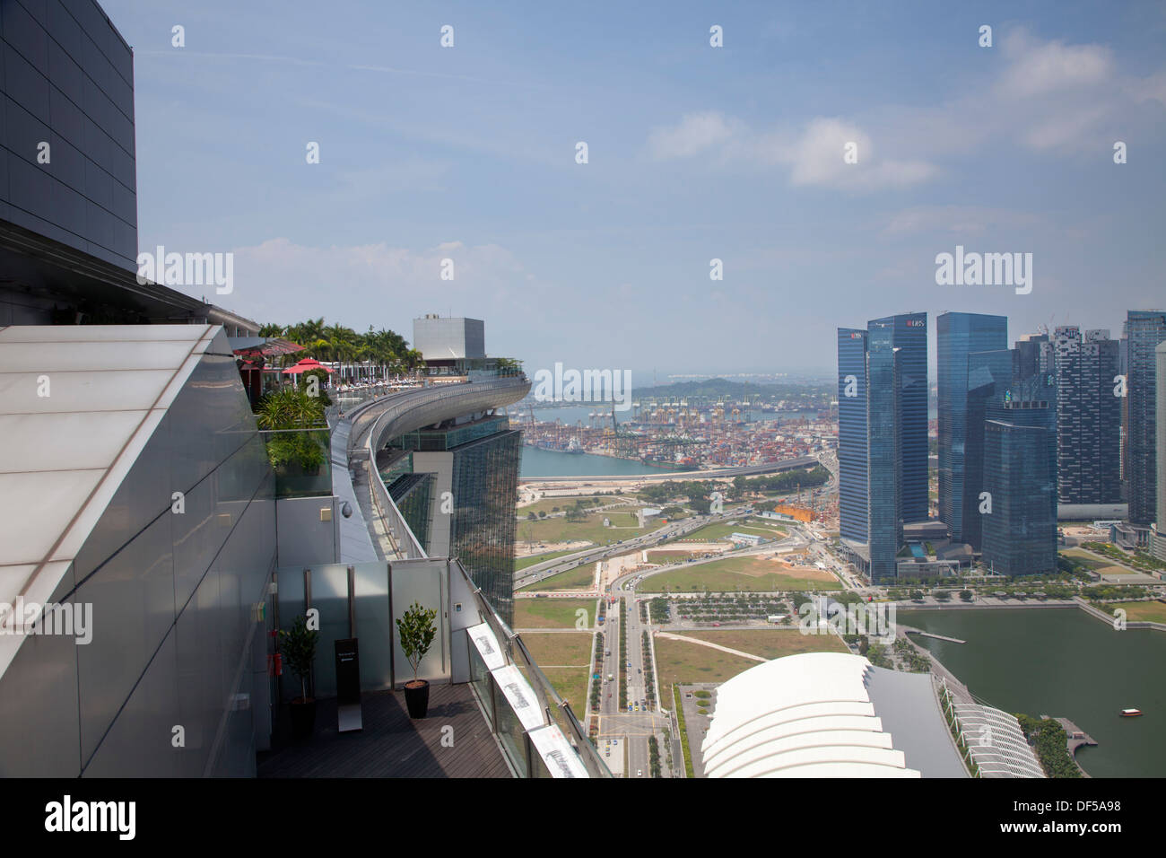 Marina Bay Sands Hotel Dach Pool Singapur Asien Zielansicht oben hoch oben genießen Genuss Badespaß Urlaub Stockfoto