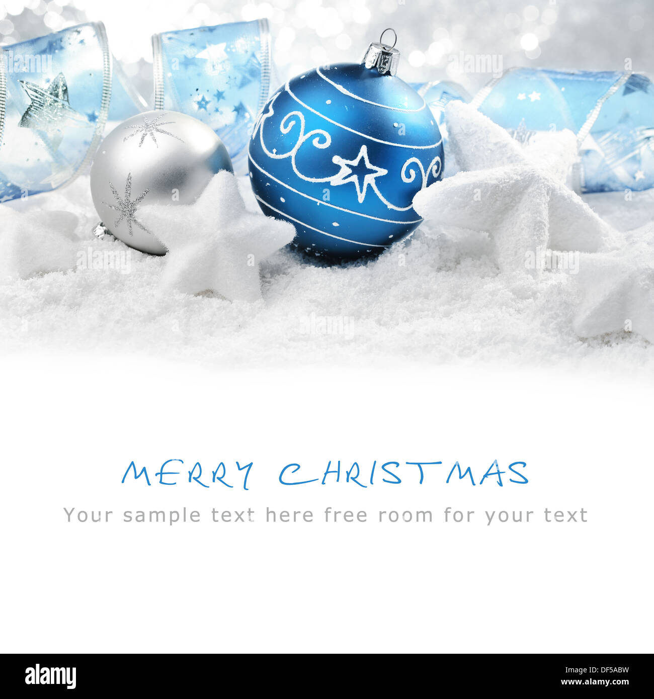 Weihnachtskugel und weißen Stern auf Schnee, Textfreiraum für Ihren Text. Stockfoto