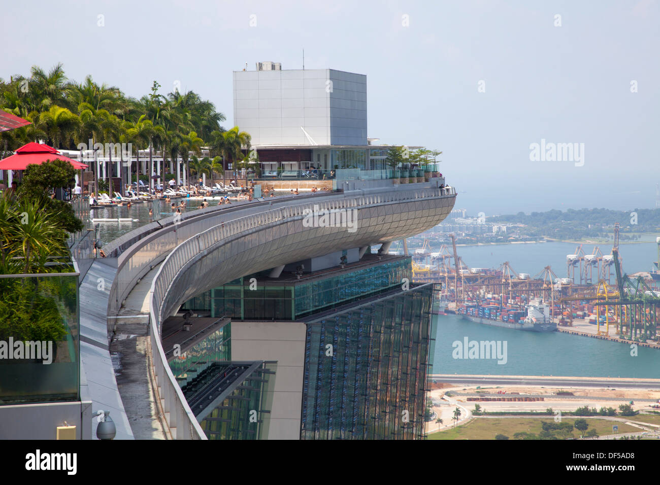 Marina Bay Sands Hotel Dach Pool Singapur Asien Zielansicht oben hoch oben genießen Genuss Badespaß Urlaub Stockfoto