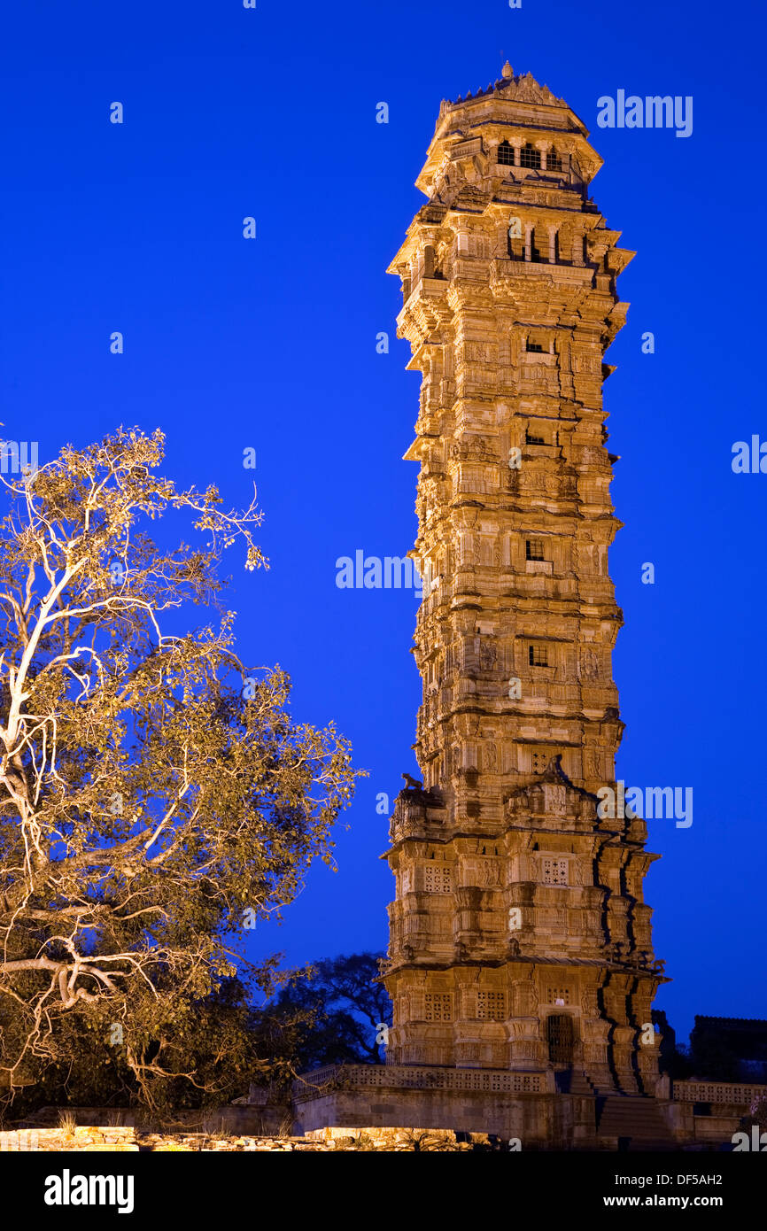 Jaya Stambha (Turm des Sieges) in der Dämmerung. Chittorgarh Fort. Rajasthan. Indien Stockfoto