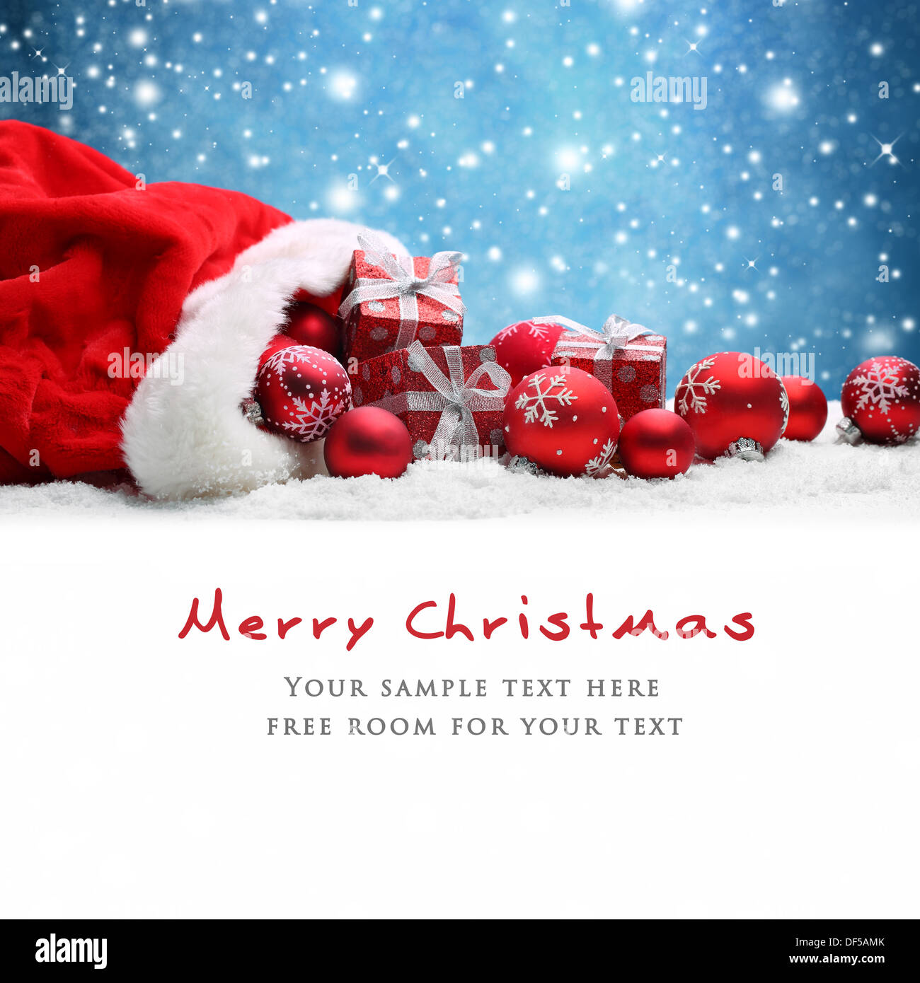 Santa Claus rote Tasche mit Weihnachtskugeln und Geschenk-Box auf Schnee. Stockfoto