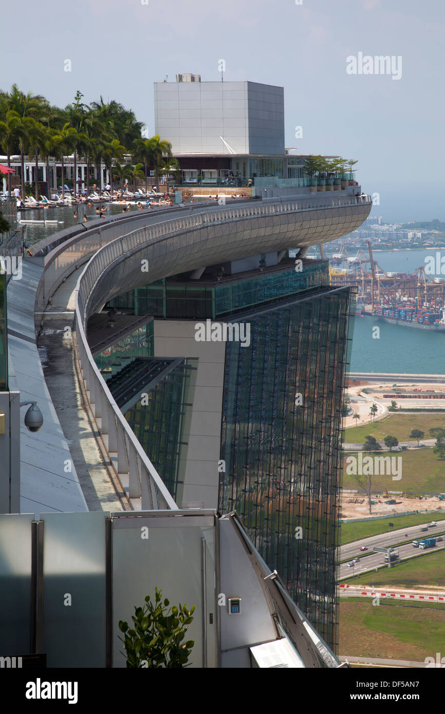 Marina Bay Sands Hotel Dach Pool Singapur Asien Zielansicht oben hoch oben genießen Genuss Badespaß Urlaub Stockfoto
