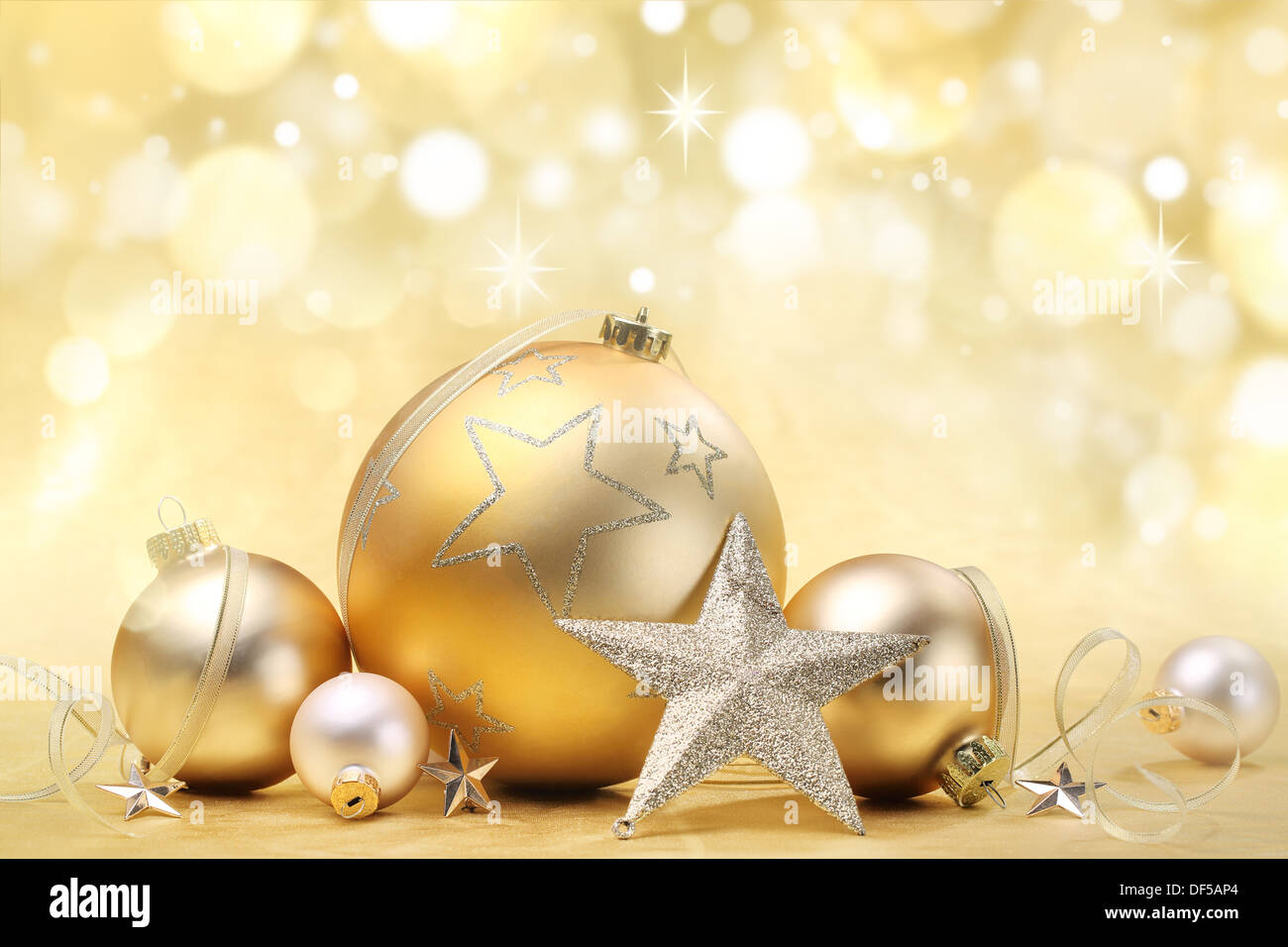 Weihnachtskugeln und Stern auf abstrakten Hintergrund Stockfoto