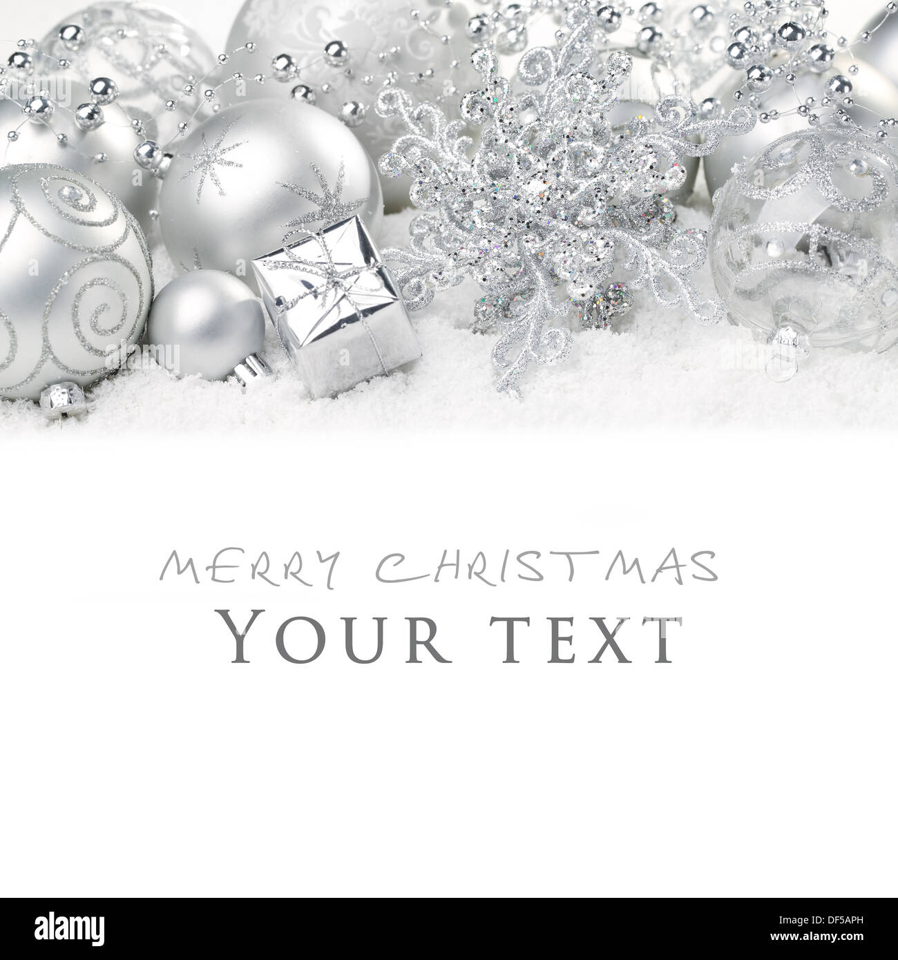 Christbaumschmuck auf Schnee, Textfreiraum für Ihren Text. Stockfoto