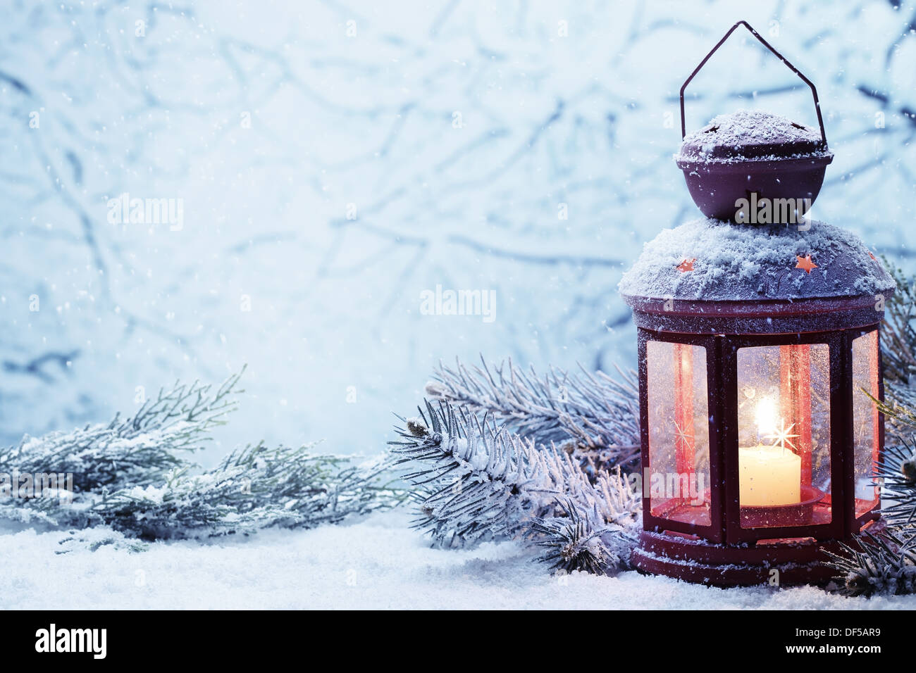 Weihnachten Laterne mit Schneefall, Nahaufnahme. Stockfoto