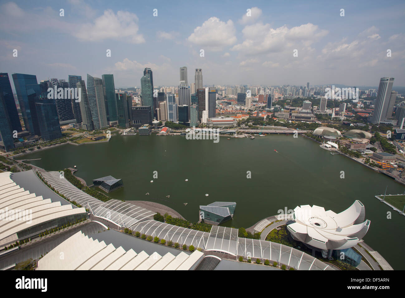 Marina Bay Blick über Singapur Asien Wolkenkratzer Fußball Feld Gebäude macht beeinflussen erhöhte Architektur Geld Stadtmitte Stockfoto