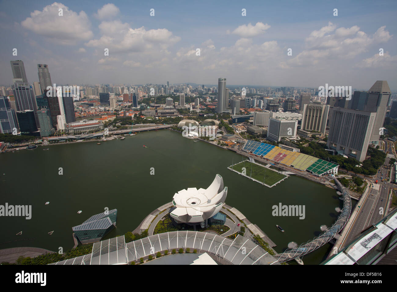 Marina Bay Blick über Singapur Asien Wolkenkratzer Fußball Feld Gebäude macht beeinflussen erhöhte Architektur Geld Stadtmitte Stockfoto