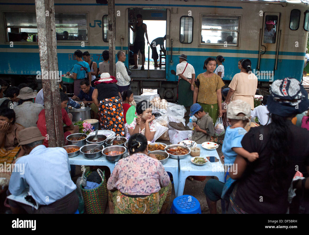 Ein Restaurant am Bahnhof in Yangon, Birma. Stockfoto