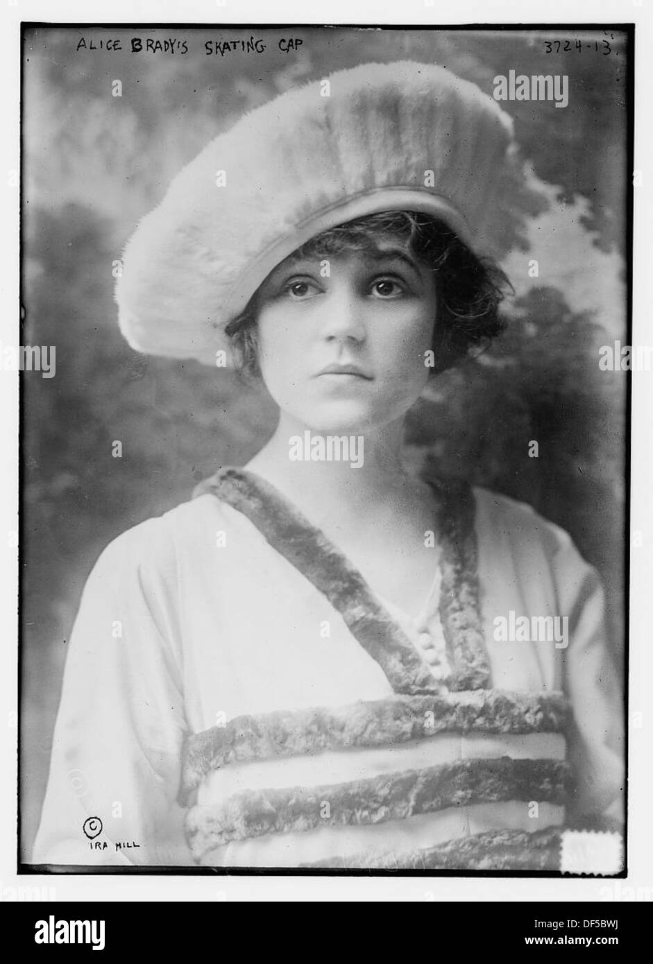 Alice Brady trägt auf diesem Foto aus den 1910er Jahren eine Skateboard-Kappe, die einen Moment aus der Stummfilm-Ära einfängt. Das Bild ist Teil der Sammlung der Library of Congress, was ihre mit dem Academy Award ausgezeichnete Karriere hervorhebt. Stockfoto