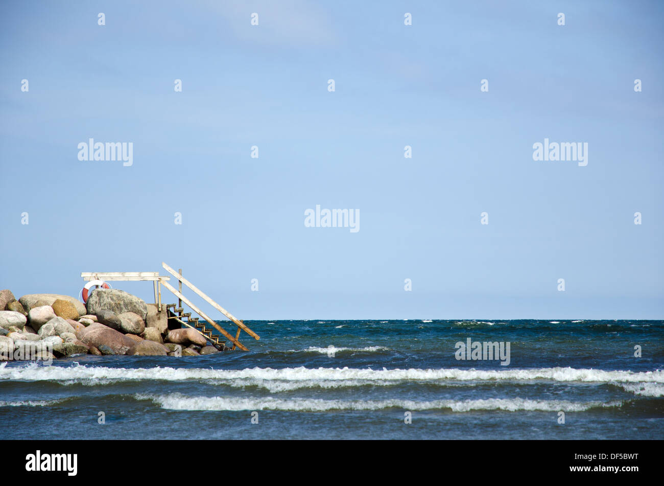 Treppe ins Wasser bei einer Bad-Brücke mit Rettungsring Stockfoto