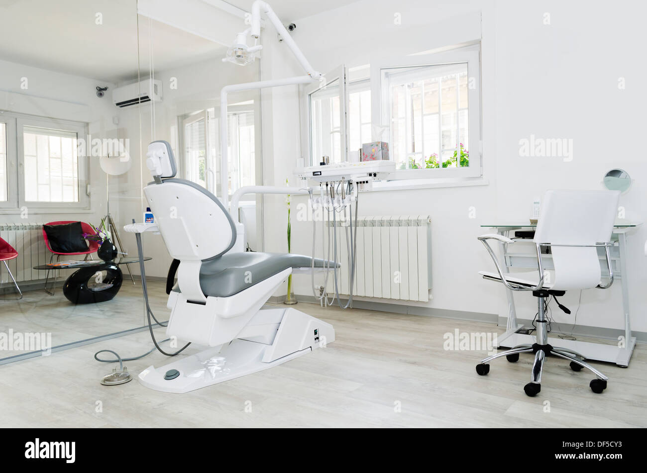 Zahnarztpraxis mit Patientenstuhl Stockfoto
