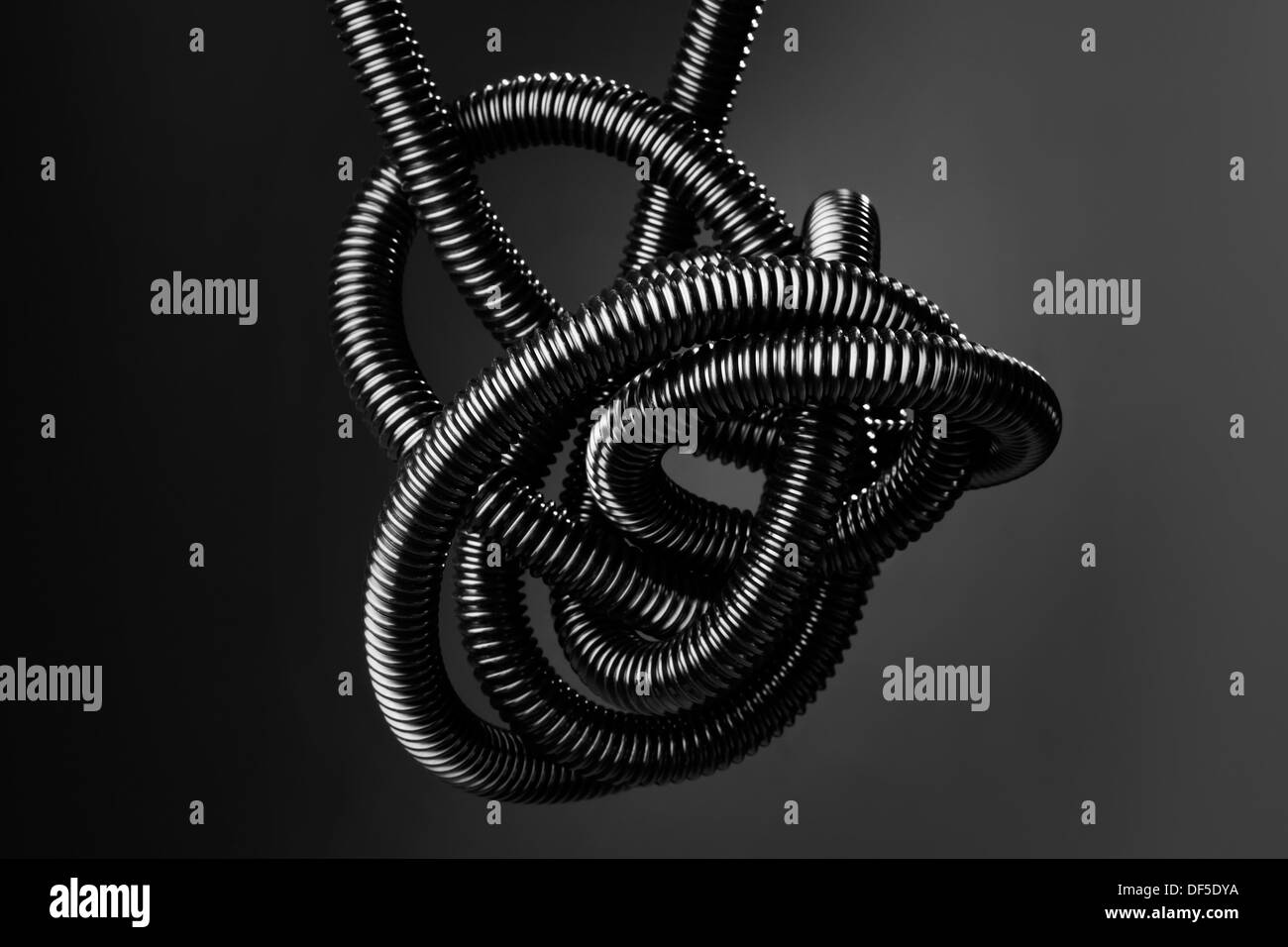 Schwarz / weiß Bild eines schwarzen Wirren flexiblen Schlauches. Stockfoto