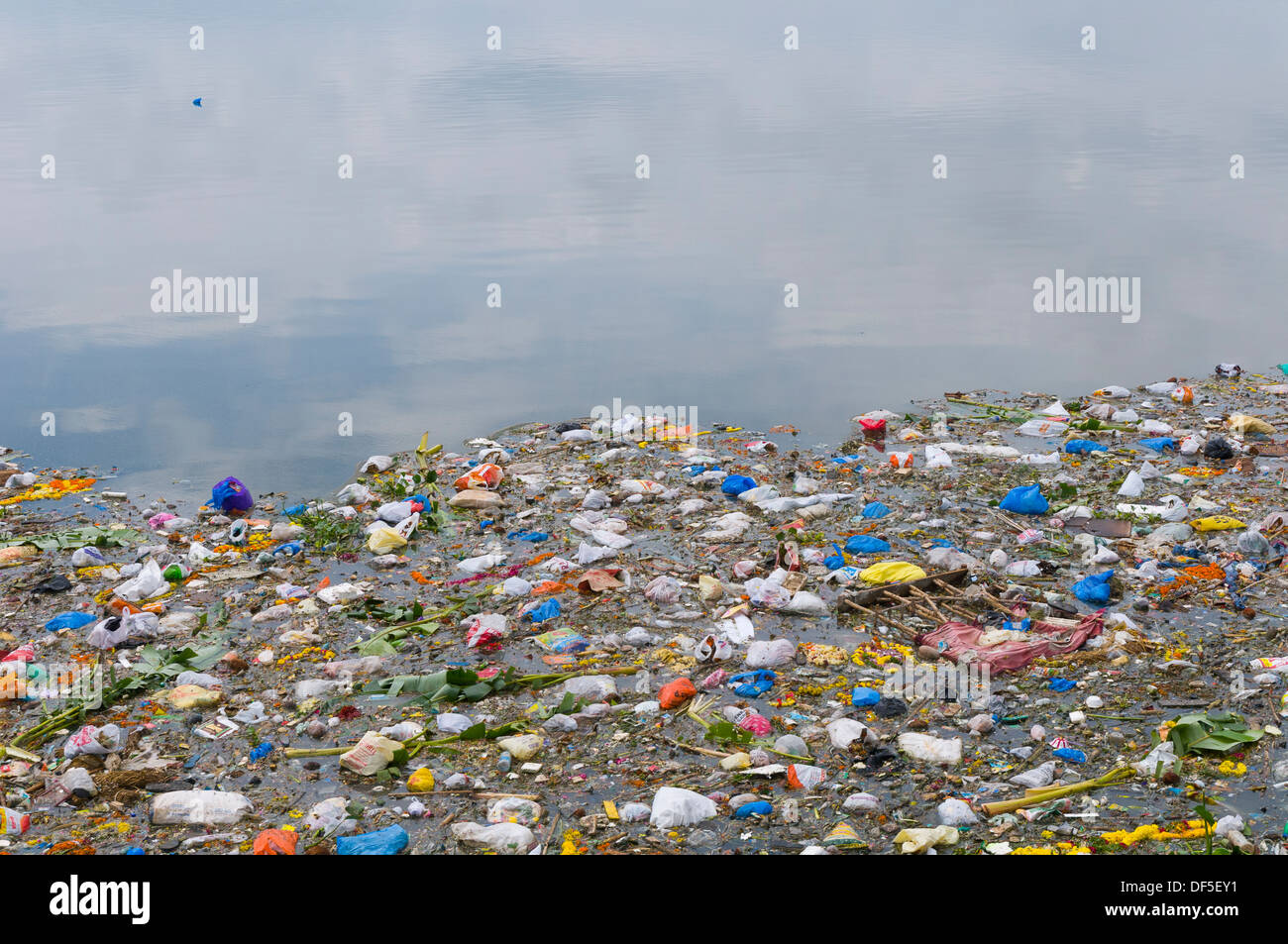 Ganesh Idole eintauchen in Hussiansagar See in Hyderabad am Ende des Ganesh Charurti festival Stockfoto