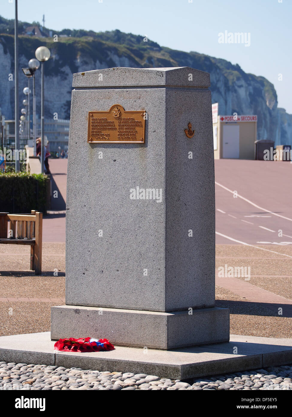 Die Gedenkstätte für den Zweiten Weltkrieg in Dieppe erinnert an die Soldaten, die während des Dieppe-Überfalls von 1942 gekämpft und ihr Leben verloren haben. Dieses Denkmal dient als historische Erinnerung an eine der bedeutendsten Schlachten an der französischen Küste. Stockfoto