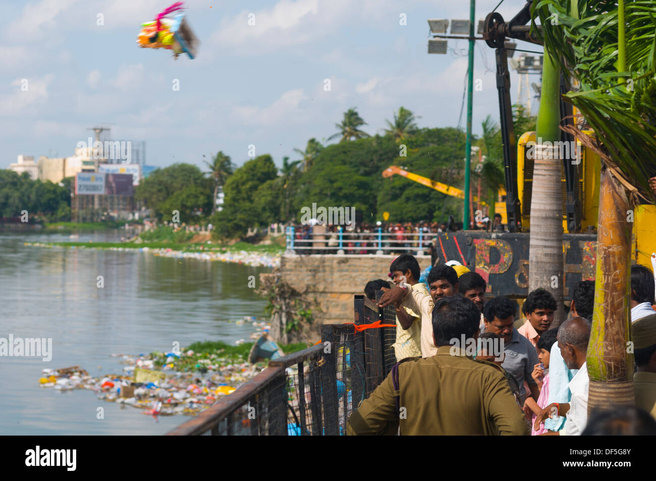 Ganesh Idole eintauchen in Hussiansagar See in Hyderabad am Ende des Ganesh Charurti festival Stockfoto