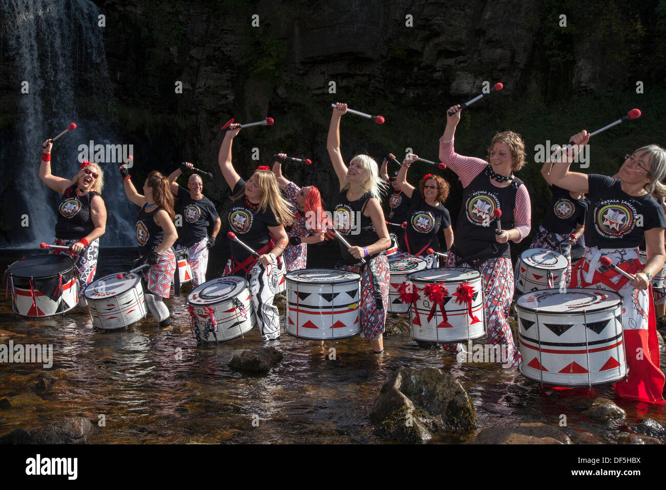 Wasser Musik nahm auf eine andere Bedeutung für die Mitglieder der Samba drumming Band 'Batala Lancaster" am Samstag. Sie spielten ihre Instrumente während in den Stream unter Thornton Kraft stehend - auf ingleton's Wasserfall entfernt. Stockfoto