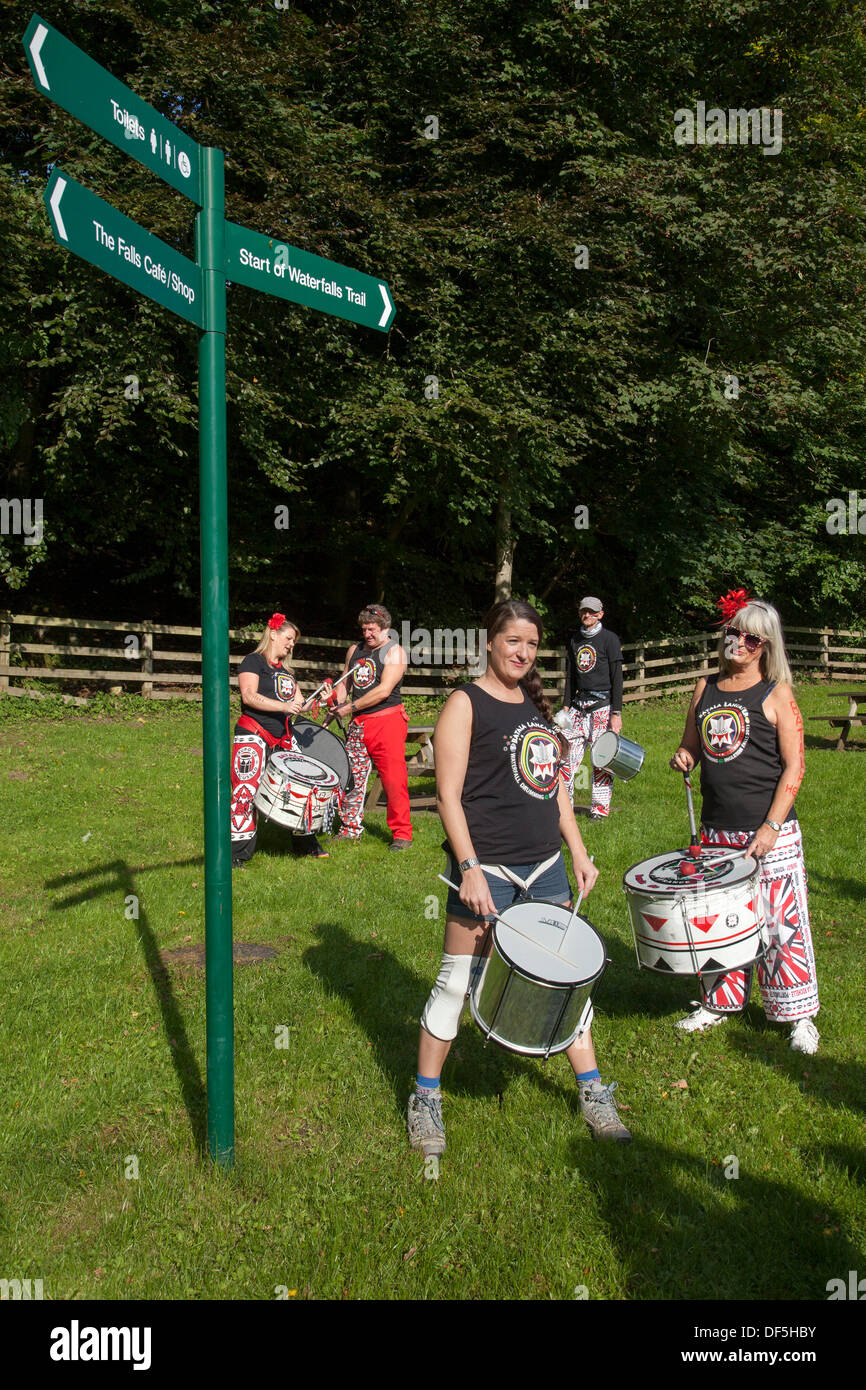 Ingleton UK. 28. September 2103. BATALA-Samba-Band-Ausflug nach Ingleton fällt für ihren Wasserfall-Drumming-Event. Wassermusik nahm eine andere Bedeutung für Mitglieder des Samba Trommeln Band "Batala Lancaster" am Samstag. Sie spielten ihre Instrumente stehen im Stream unter Thornton Kraft – auf Ingletons Wasserfall gehen. Das Charity-Event war ein echtes Spritzen für die Longstaffe Educational Foundation, das schafft die pädagogische Erfahrung benachteiligter junger Menschen im Bereich Bentham zu erweitern. © Mar Photographics/Alamy Live Stockfoto