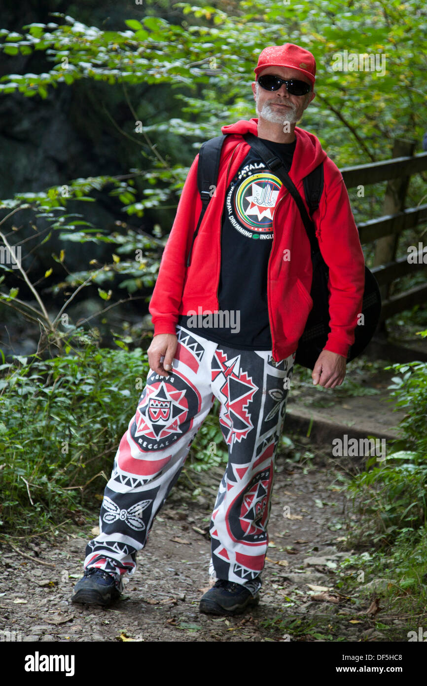 Ingleton UK. 28. September 2103. BATALA-Samba-Band-Ausflug nach Ingleton fällt für ihren Wasserfall-Drumming-Event. Wassermusik nahm eine andere Bedeutung für Mitglieder des Samba Trommeln Band "Batala Lancaster" am Samstag. Sie spielten ihre Instrumente stehen im Stream unter Thornton Kraft – auf Ingletons Wasserfall gehen. Das Charity-Event war ein echtes Spritzen für die Longstaffe Educational Foundation, das schafft die pädagogische Erfahrung benachteiligter junger Menschen im Bereich Bentham zu erweitern. © Mar Photographics/Alamy Live Stockfoto