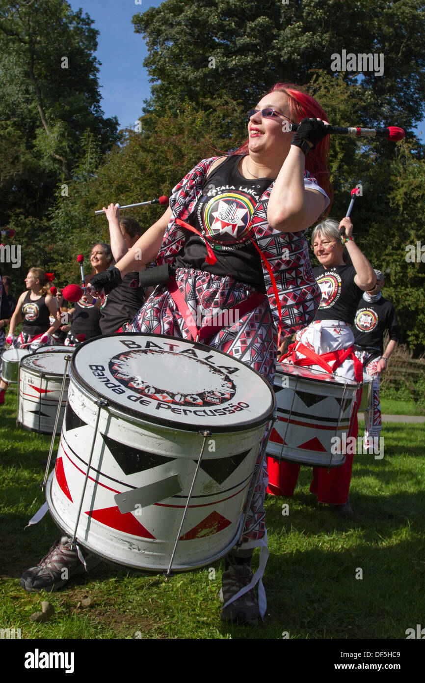 Ingleton UK. 28. September 2103. BATALA-Samba-Band-Ausflug nach Ingleton fällt für ihren Wasserfall-Drumming-Event. Wassermusik nahm eine andere Bedeutung für Mitglieder des Samba Trommeln Band "Batala Lancaster" am Samstag. Sie spielten ihre Instrumente stehen im Stream unter Thornton Kraft – auf Ingletons Wasserfall gehen. Das Charity-Event war ein echtes Spritzen für die Longstaffe Educational Foundation, das schafft die pädagogische Erfahrung benachteiligter junger Menschen im Bereich Bentham zu erweitern. © Mar Photographics/Alamy Live Stockfoto