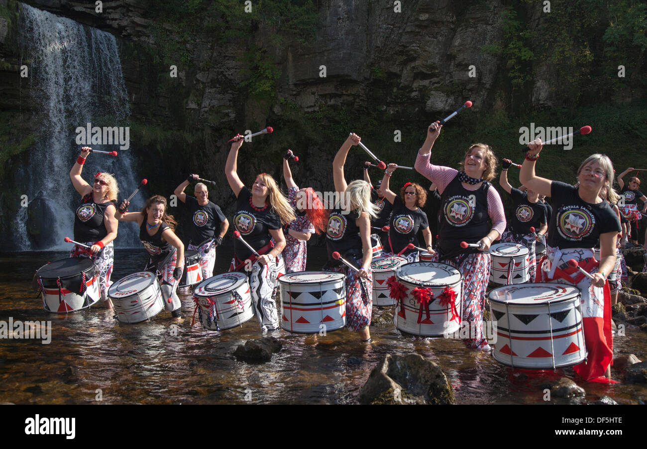 Wasser Musik nahm auf eine andere Bedeutung für die Mitglieder der Samba drumming Band 'Batala Lancaster" am Samstag. Sie spielten ihre Instrumente während in den Stream unter Thornton Kraft stehend - auf ingleton's Wasserfall entfernt. Stockfoto