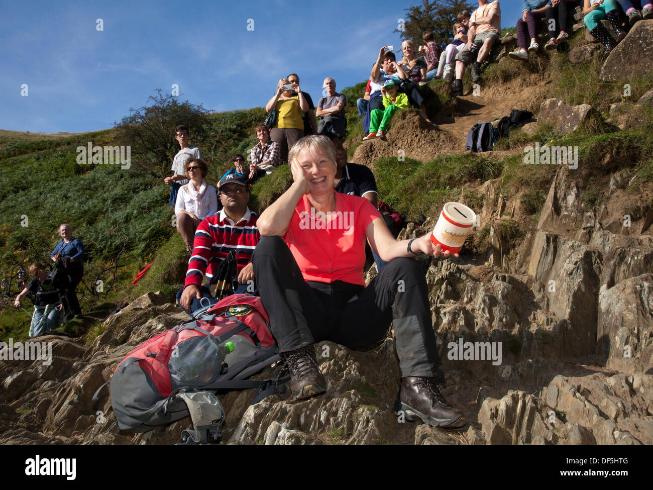 Ingleton UK. 28. September 2103. BATALA-Samba-Band-Ausflug nach Ingleton fällt für ihren Wasserfall-Drumming-Event. Wassermusik nahm eine andere Bedeutung für Mitglieder des Samba Trommeln Band "Batala Lancaster" am Samstag. Sie spielten ihre Instrumente stehen im Stream unter Thornton Kraft – auf Ingletons Wasserfall gehen. Bildnachweis: Mar Photographics/Alamy Live-Nachrichten Stockfoto