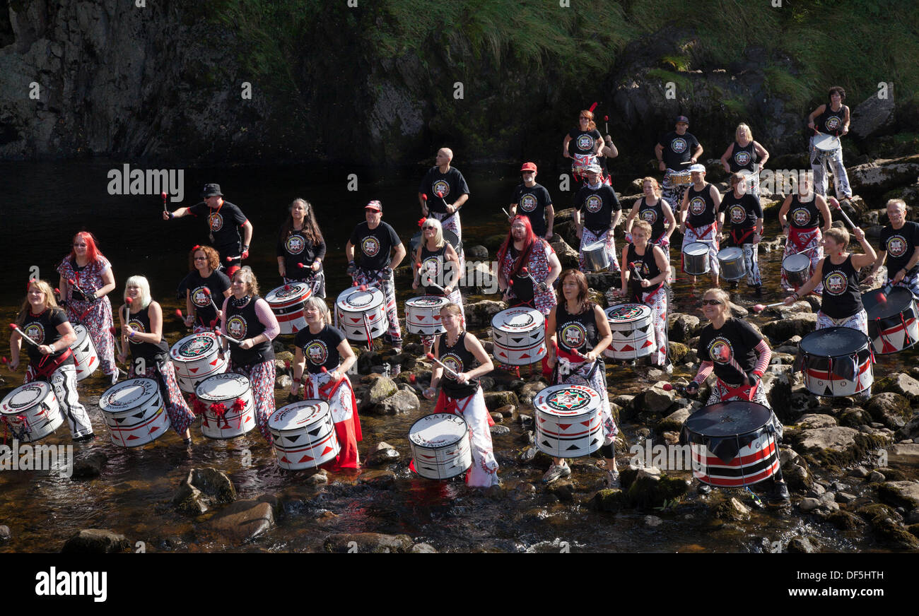 Wasser Musik nahm auf eine andere Bedeutung für die Mitglieder der Samba drumming Band 'Batala Lancaster" am Samstag. Sie spielten ihre Instrumente während in den Stream unter Thornton Kraft stehend - auf ingleton's Wasserfall entfernt. Stockfoto