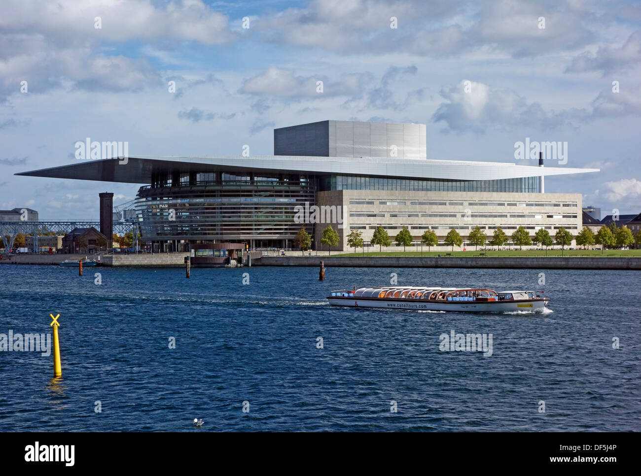 Das Royal Opera House auf Holmen in Kopenhagen mit einem Hafen Kreuzfahrt Schiff vorbei. Stockfoto