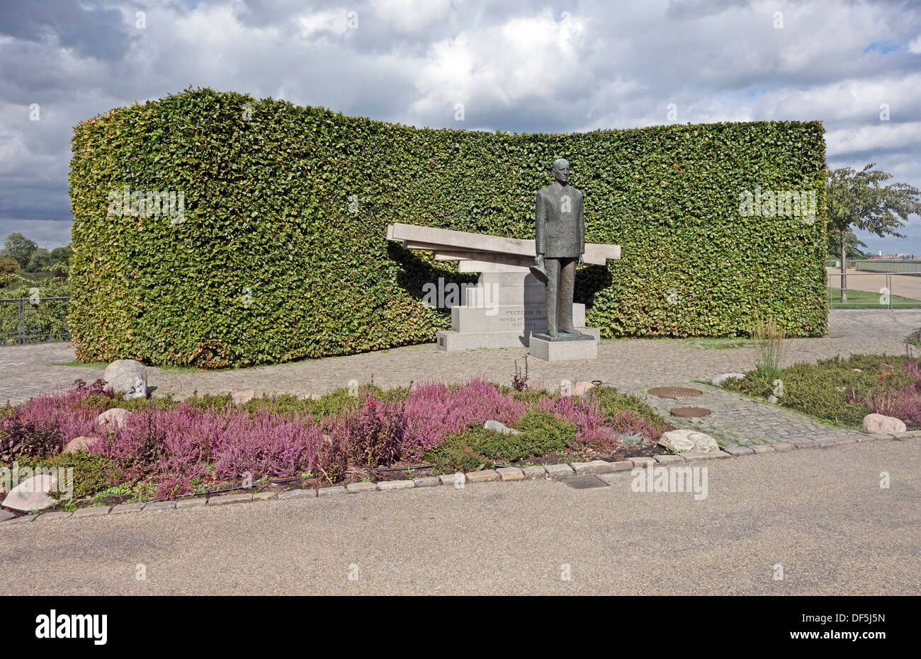 Bronzestatue des dänischen Königs Frederik IX mit Granit-Denkmal in Nordre Toldbod in Kopenhagen Dänemark Stockfoto