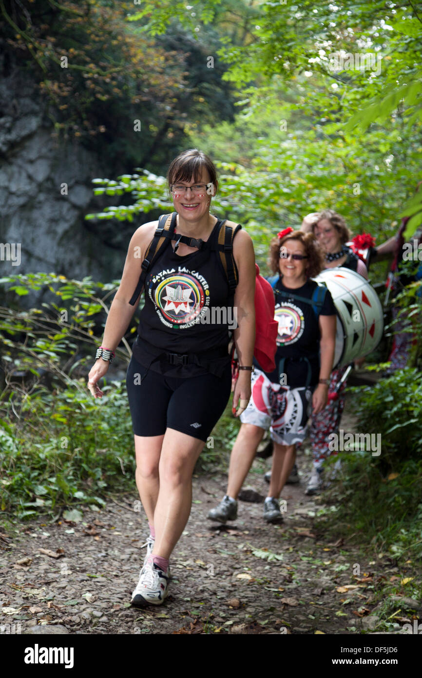 Ingleton UK. 28. September 2103. BATALA-Samba-Band Ausflug auf dem Weg in Ingleton fällt für ihren Wasserfall-Drumming-Event. Wassermusik nahm eine andere Bedeutung für Mitglieder des Samba Trommeln Band "Batala Lancaster" am Samstag. Sie spielten ihre Instrumente stehen im Stream unter Thornton Kraft – auf Ingletons Wasserfall gehen. Das Charity-Event war ein echtes Spritzen für die Longstaffe Educational Foundation, das schafft die pädagogische Erfahrung benachteiligter junger Menschen im Bereich Bentham zu erweitern. © Mar Photographics/Alamy Live Stockfoto