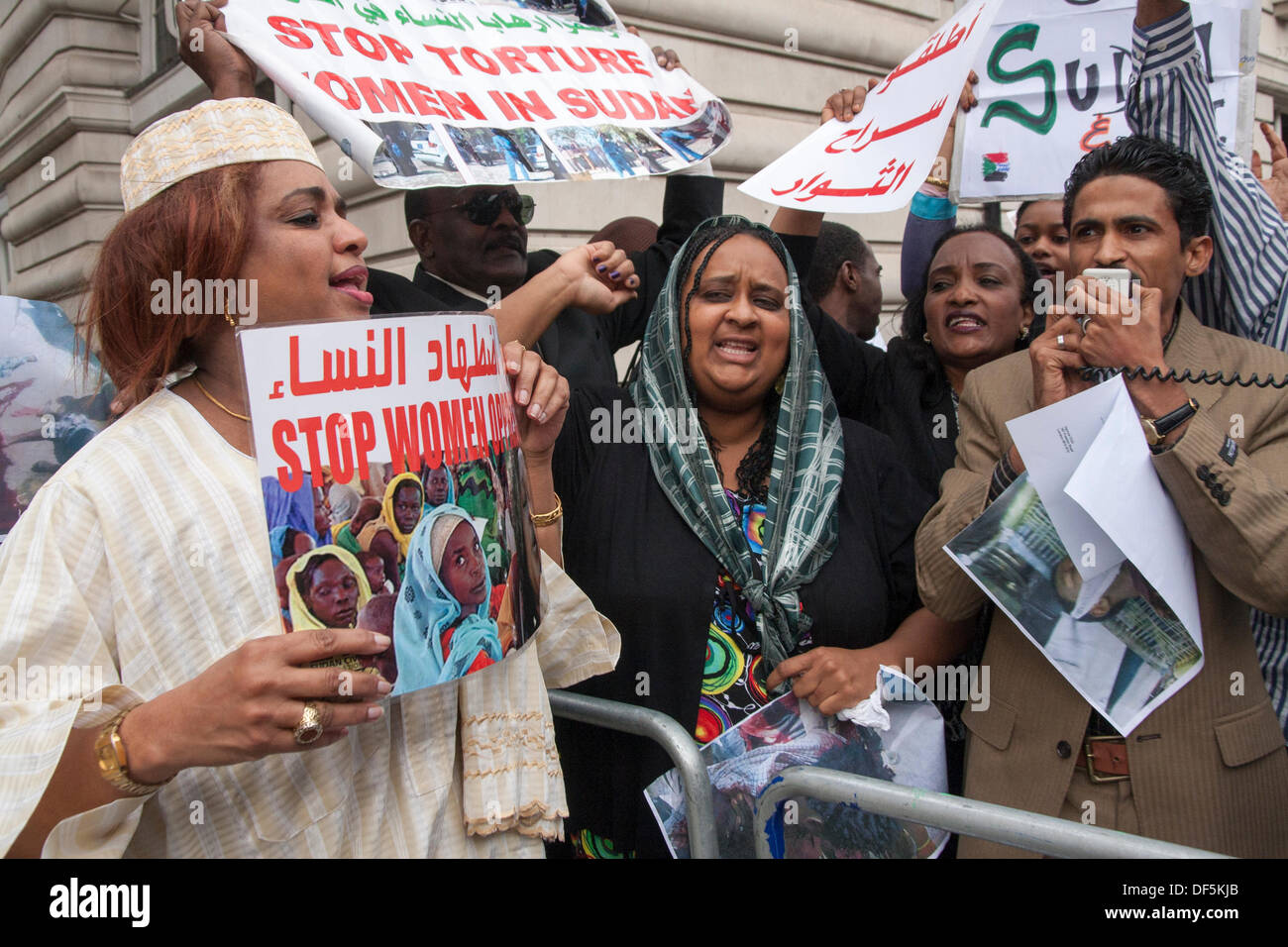 London, UK. 28. September 2013. Sudanesische Ausländer demonstrieren gegen das Land Regimes forderten die Freilassung der politischen Gefangenen und ein Ende zur Regierungskorruption. Bildnachweis: Paul Davey/Alamy Live-Nachrichten Stockfoto