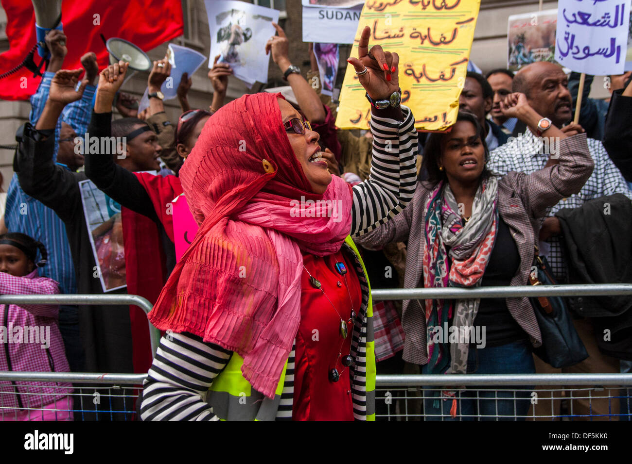 London, UK. 28. September 2013. Eine Frau führt regierungsfeindlichen singen wie sudanesische Ausländer gegen die Freilassung von politischen Gefangenen und ein Ende zur Regierungskorruption des Landes-Regime zu demonstrieren. Bildnachweis: Paul Davey/Alamy Live-Nachrichten Stockfoto
