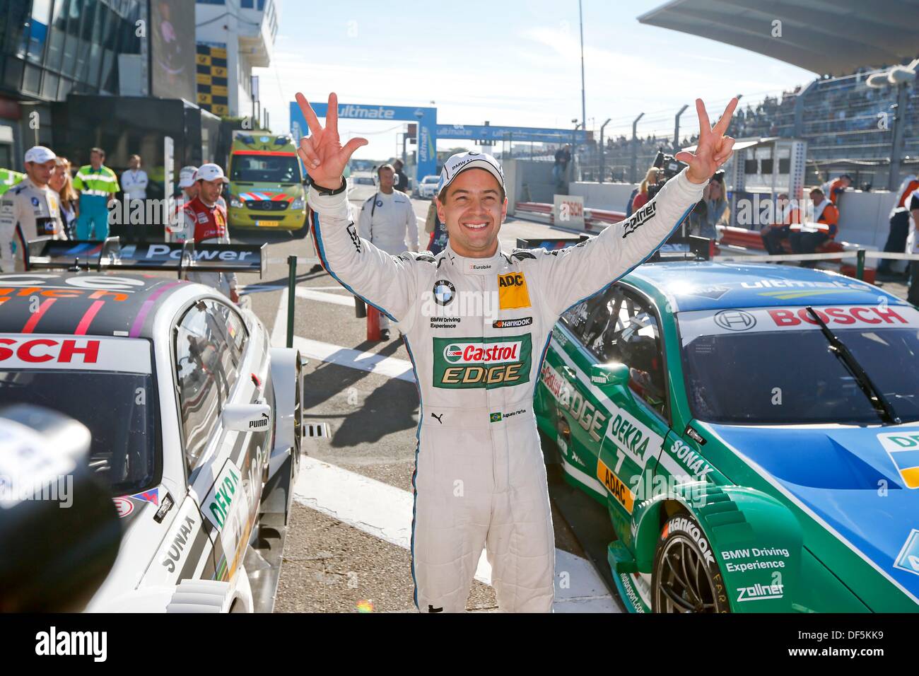 Zandvoort, Niederlande. 28. September 2013. Der brasilianische Pilot des BMW Augusto Farfus Jubel nach der Qualifikation der Deutschen Tourenwagen Masters (DTM) in Zandvoort, Niederlande, 28. September 2013. Foto: Jürgen Hahn/Dpa/Alamy Live News Stockfoto