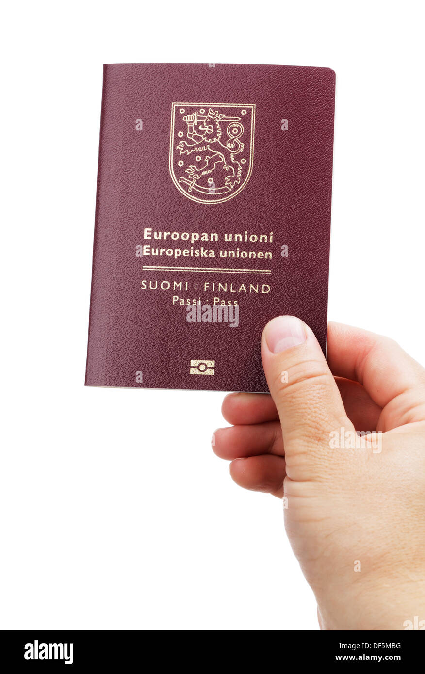 Mann hält ein Finnisch (Finnland) Reisepass Ih seine Hand. Dies ist die neue (2013) des Passes. Stockfoto