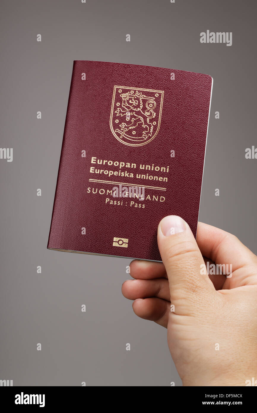 Mann hält ein Finnisch (Finnland) Reisepass Ih seine Hand. Dies ist die neue (2013) des Passes. Stockfoto