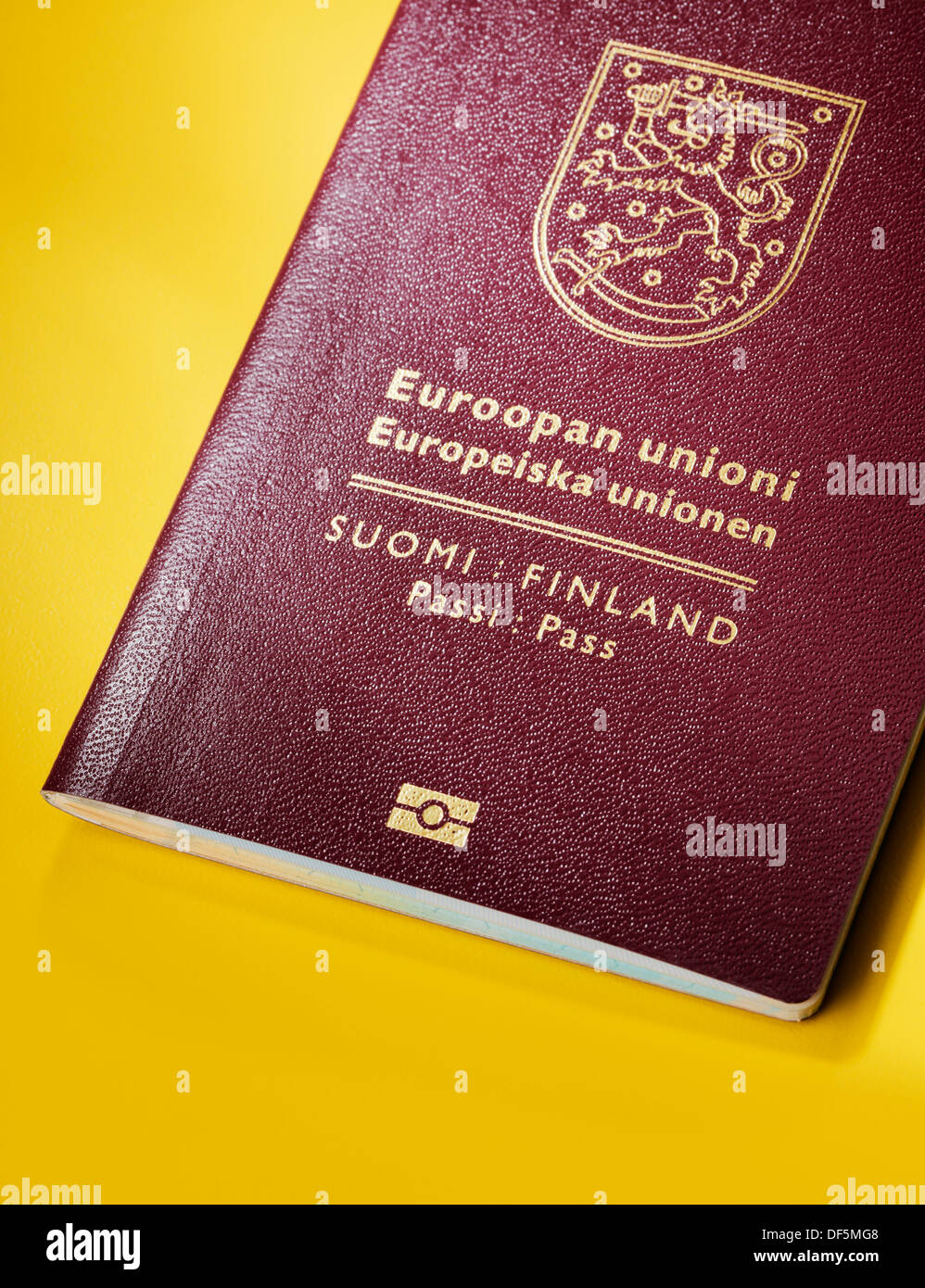 Finnisch (Finnland) Pass auf gelbem Hintergrund. Dies ist das neue Design der (2013) des Passes Stockfoto