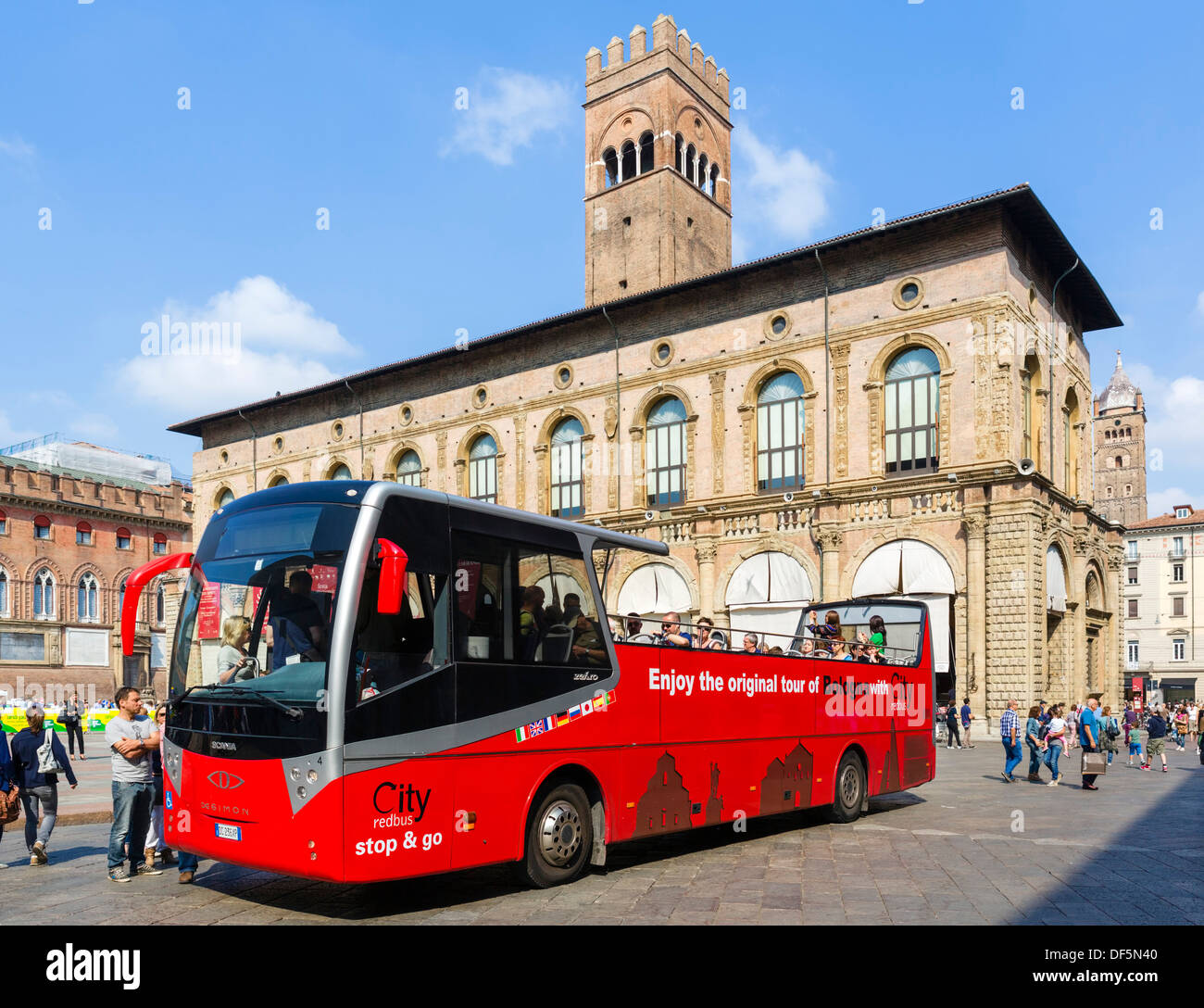 City-Tour-Bus mit dem Palazzo Podesta hinter Piazza Maggiore, Bologna, Emilia Romagna, Italien Stockfoto