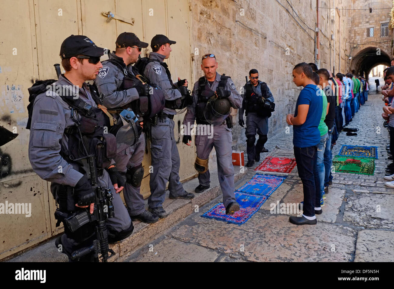 Bewaffnete israelische Polizei Grenze auf Wache neben Palästinenser, die verboten wurden, geben Akza Moschee für Freitagsgebet Jerusalem Israel Stockfoto