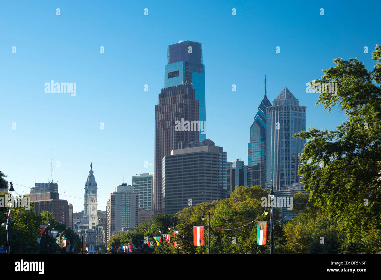 2013 HISTORISCHE SKYLINE DER INNENSTADT BEN FRANKLIN PARKWAY PHILADELPHIA PENNSYLVANIA USA Stockfoto