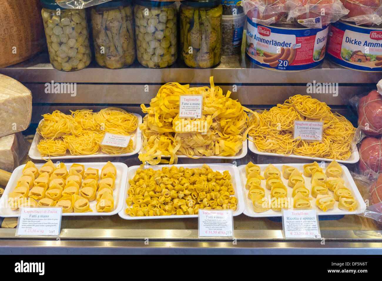 Frische handgemachte Pasta in eine Stadtzentrum Shop, Bologna, Emilia Romagna, Italien Stockfoto