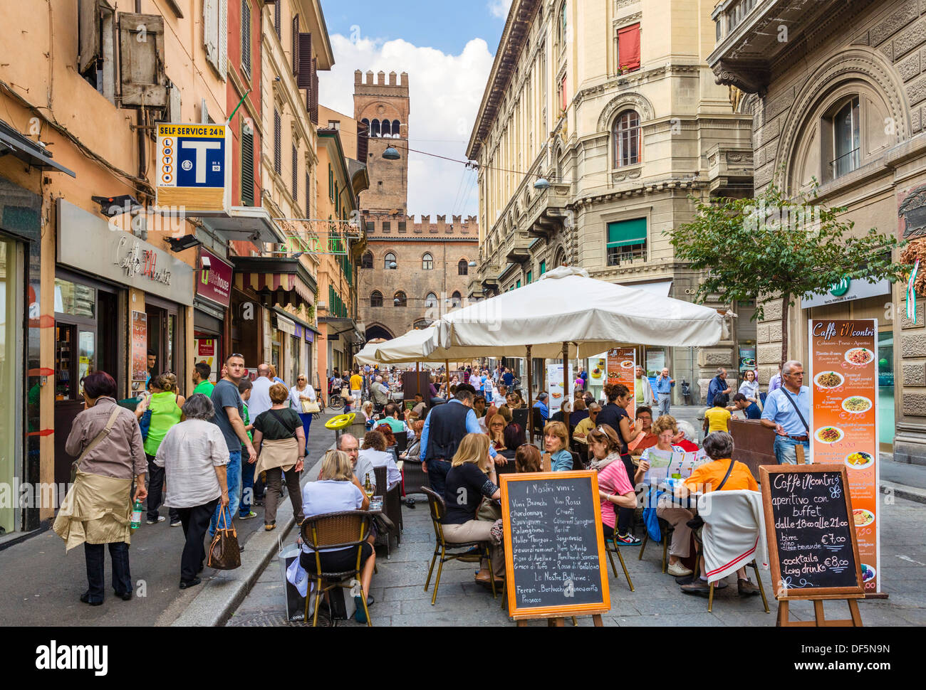 Cafe auf über Caprarie im Zentrum der Stadt, mit Blick auf den Palazzo Re Enzo und Palazzo del Podestà, Bologna, Emilia Romagna, Italien Stockfoto
