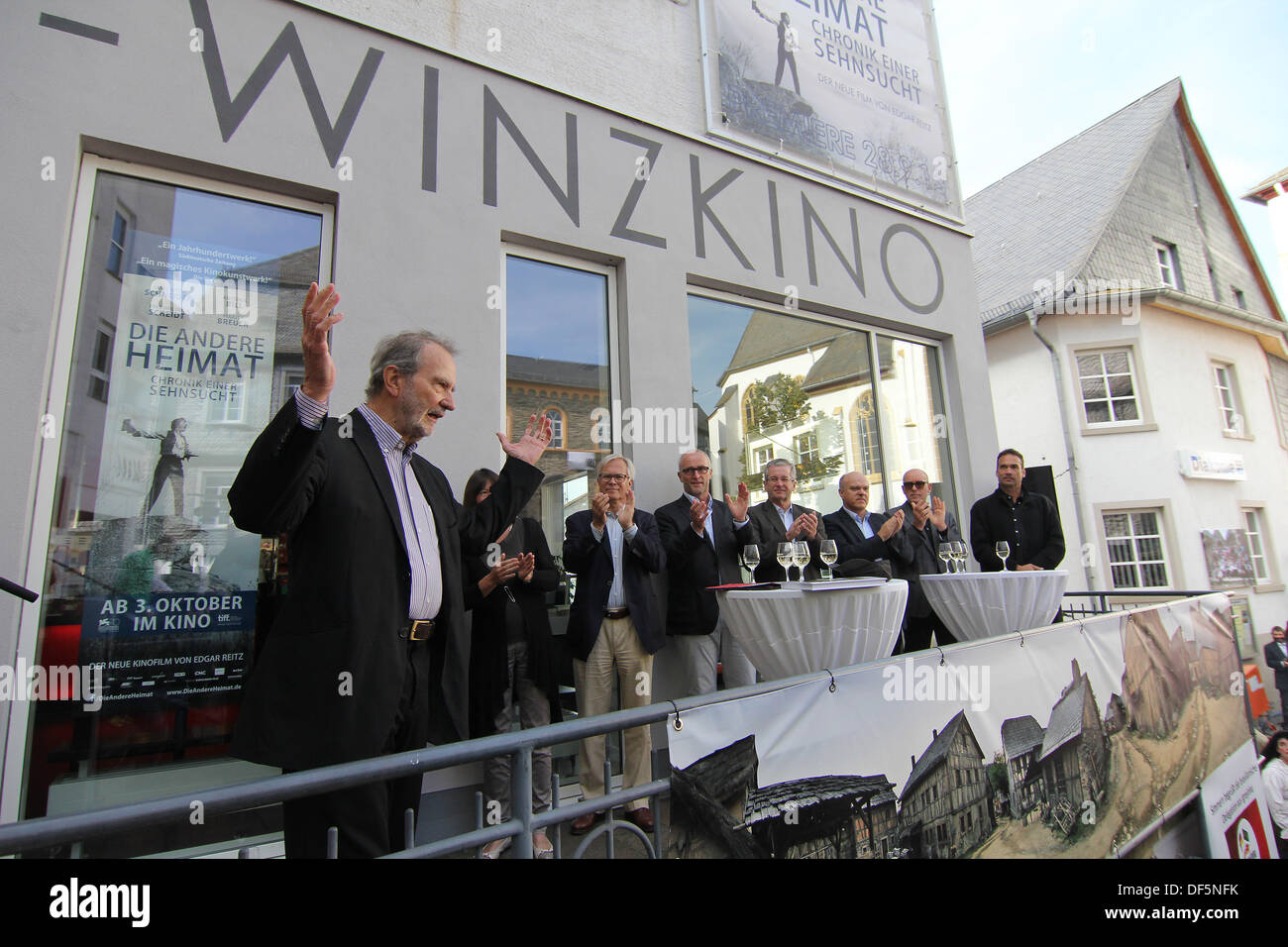 Simmern, Deutschland. 28. September 2013. Regisseur Edgar Reitz (L) stellt seinen neuen Film "Sterben Andere Heimat" bei der deutschen Premiere des Films in Simmern, Deutschland, 28. September 2013. Der Film verleiht Reitzs "Heimat" Trilogie von 1984, 1992 und 2004. Foto: OLAF SCHEPERS/Dpa/Alamy Live News Stockfoto