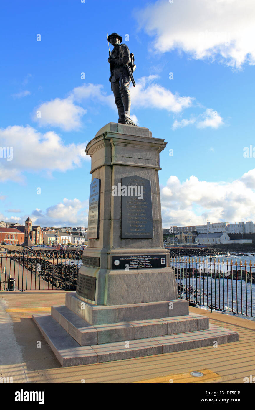 Kriegerdenkmal auf der Vorderseite Portstewart, County Londonderry, Nordirland, Vereinigtes Königreich. Stockfoto