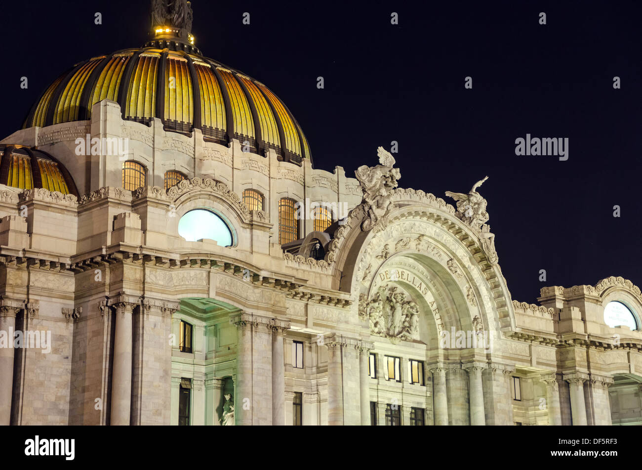 Das Fine Arts Palace von Mexiko-Stadt bei Nacht gesehen Stockfoto