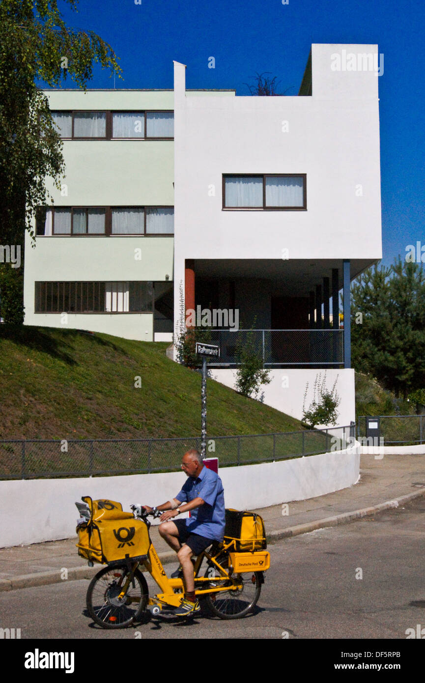 Le Corbusier Haus, 1927, Rathenaustrasse, Weissenhofsiedlung, Weißenhof, Stuttgart, Baden-Württemberg, Deutschland, mit postbote auf Fahrrad, Skyline Stockfoto