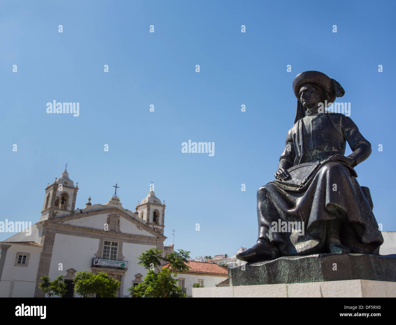 Statue von Prinz Heinrich der Seefahrer, der Blick auf das Meer in der Platz Praça Infante Dom Henrique in Lagos, Portugal Stockfoto